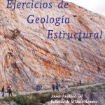 Fotografía de pliegue anticlinal en rocas calcáreas, ejemplo de estructura geológica secundaria.