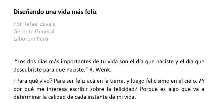 Un grupo de personas sonríe y se abraza, mostrando la importancia de las relaciones humanas para la felicidad.