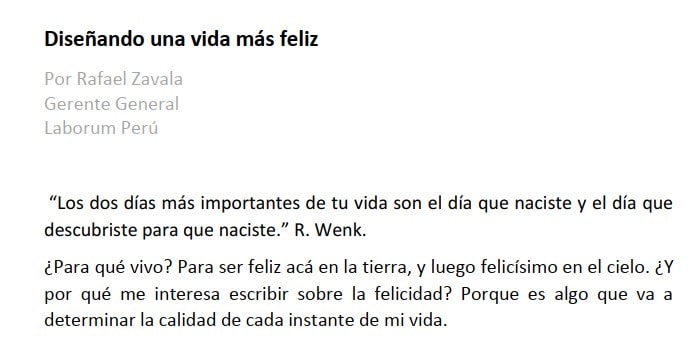 Un grupo de personas sonríe y se abraza, mostrando la importancia de las relaciones humanas para la felicidad.