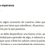 Una persona escala una montaña, representando la superación de obstáculos y la búsqueda del éxito.