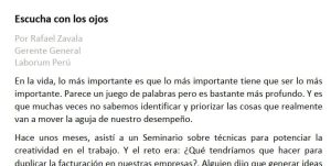 Dos personas conversan atentamente, demostrando una escucha activa y una comunicación efectiva.