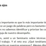 Dos personas conversan atentamente, demostrando una escucha activa y una comunicación efectiva.