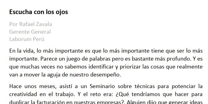 Dos personas conversan atentamente, demostrando una escucha activa y una comunicación efectiva.