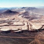 Vista desde Cuajone de las formaciones Huaylillas y Chuntacala. La imagen destaca el paisaje minero donde el depósito de pórfido Cu-Mo se encuentra en la región de Moquegua, Perú.