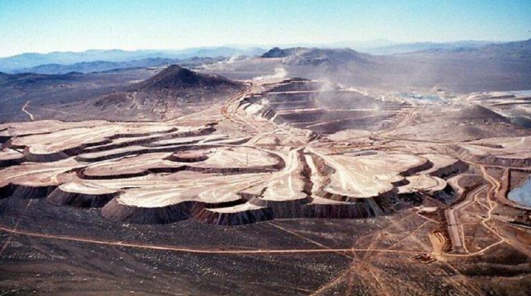 Vista desde Cuajone de las formaciones Huaylillas y Chuntacala. La imagen destaca el paisaje minero donde el depósito de pórfido Cu-Mo se encuentra en la región de Moquegua, Perú.