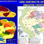 Afloramiento de roca con intensa alteración hidrotermal, característica de la mineralización epitermal de alta sulfuración en la Provincia Aurífera de Tapajós.