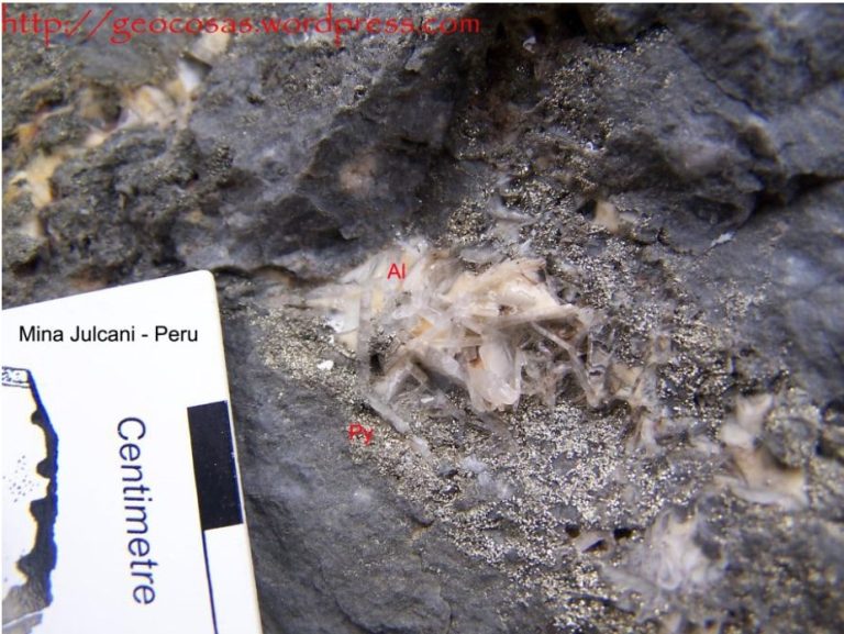 Cristales de alunita rosada y pirita en un depósito epitermal de alta sulfuración