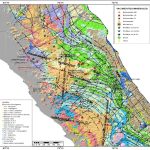 Mapa geológico del norte del Perú mostrando la ubicación de la Deflexión de Cajamarca y la distribución de los principales yacimientos minerales.