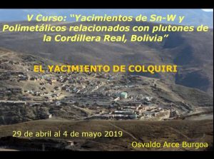 Fotografía de una muestra de roca del Yacimiento Minero Colquiri, mostrando la presencia de vetas mineralizadas con cuarzo, pirita y otros minerales.