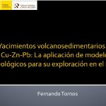 Sección transversal geológica esquemática de un depósito VMS típico, mostrando la relación entre las rocas volcánicas, la alteración hidrotermal y la mineralización de sulfuros masivos.