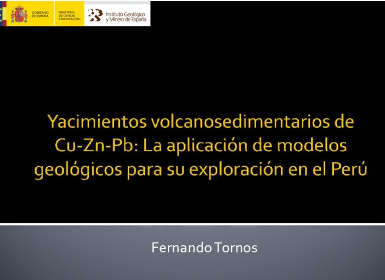 Sección transversal geológica esquemática de un depósito VMS típico, mostrando la relación entre las rocas volcánicas, la alteración hidrotermal y la mineralización de sulfuros masivos.