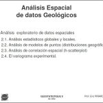 Gráfico que muestra un variograma experimental, representando la variabilidad espacial de una variable geológica en función de la distancia.