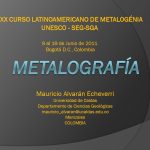 Componentes del microscopio metalográfico y recorrido de la luz.