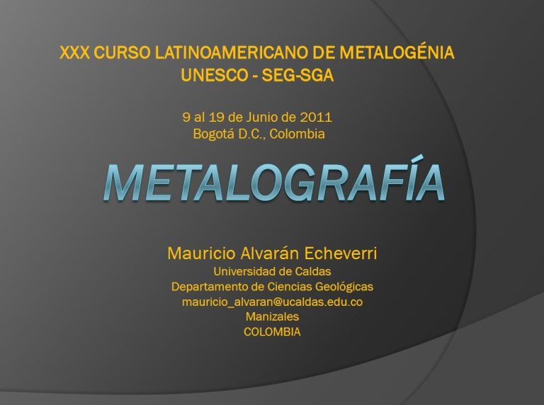 Componentes del microscopio metalográfico y recorrido de la luz.