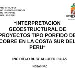 Vista panorámica del Proyecto El Vago, mostrando afloramientos rocosos y una anomalía de color en el terreno desértico de la costa sur peruana.