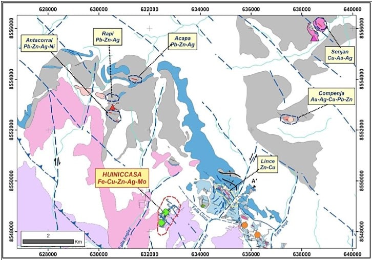 Mapa geológico del área de estudio mostrando la ubicación de diferentes tipos de intrusivos y ocurrencias minerales.