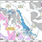 Mapa geológico del área de estudio mostrando la ubicación de diferentes tipos de intrusivos y ocurrencias minerales.