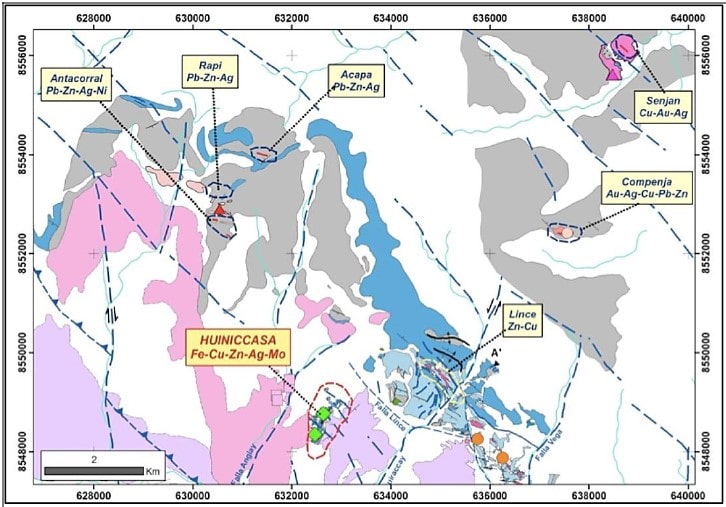 Mapa geológico del área de estudio mostrando la ubicación de diferentes tipos de intrusivos y ocurrencias minerales.