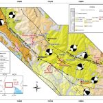 Mapa geológico del Corredor Paratía-Ocuviri con la ubicación de las estaciones de microtectónica y una sección estructural.