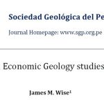 Gráfico comparativo de publicaciones sobre yacimientos minerales en Perú por año en Economic Geology, Boletín de la Sociedad Geológica del Perú y resúmenes de congresos. Muestra la evolución de la investigación geológica en el país desde 1910 hasta la actualidad, destacando los períodos Formativo, Nacional y Privatizado.