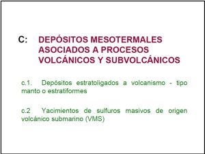 Esquema geológico de un depósito mesotermal asociado a procesos volcánicos y subvolcánicos, mostrando la distribución de minerales y la relación con las secuencias volcánicas.