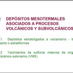 Esquema geológico de un depósito mesotermal asociado a procesos volcánicos y subvolcánicos, mostrando la distribución de minerales y la relación con las secuencias volcánicas.