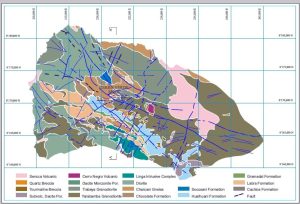 Mapa geológico regional del área de Cerro Verde, mostrando la distribución de unidades litológicas, estructuras y ubicación de los depósitos de Cerro Verde y Santa Rosa.