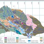 Mapa geológico regional del área de Cerro Verde, mostrando la distribución de unidades litológicas, estructuras y ubicación de los depósitos de Cerro Verde y Santa Rosa.