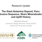 Mapa geológico de la mina Antamina que muestra la distribución de diferentes tipos de rocas, incluyendo mármol, hornfels, exoskarn, endoskarn y cuarzo monzonita.