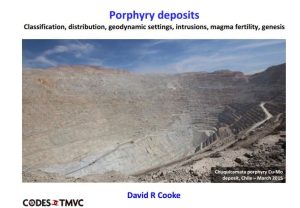 Muestra de roca porfírica con venillas de mineralización y alteración hidrotermal.