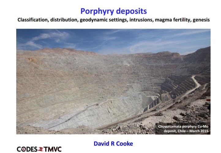 Muestra de roca porfírica con venillas de mineralización y alteración hidrotermal.