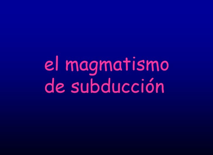 Diagrama geológico mostrando los diferentes contextos tectónicos asociados a la generación de magma, incluyendo dorsales oceánicas, arcos volcánicos y zonas de subducción.