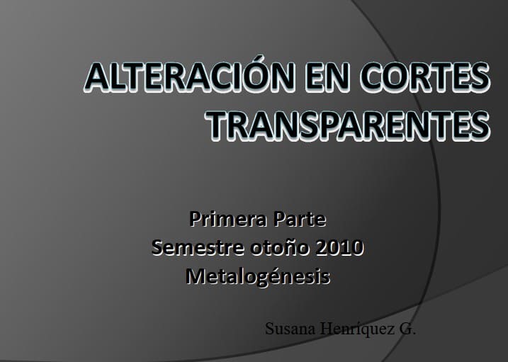 Microscopio petrográfico mostrando un corte delgado de roca con minerales alterados y sus propiedades ópticas como color, pleocroísmo, clivaje y colores de interferencia.