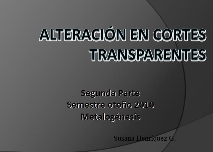 Microscopio polarizador mostrando un corte delgado de una roca alterada con cristales de granate euhedrales y colores de interferencia diagnósticos.
