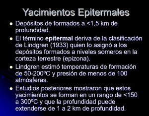 Sección geológica ilustrativa de un yacimiento epitermal de alta sulfuración, mostrando las zonas de alteración características como la sílice oquerosa y la distribución de la mineralización de metales preciosos.
