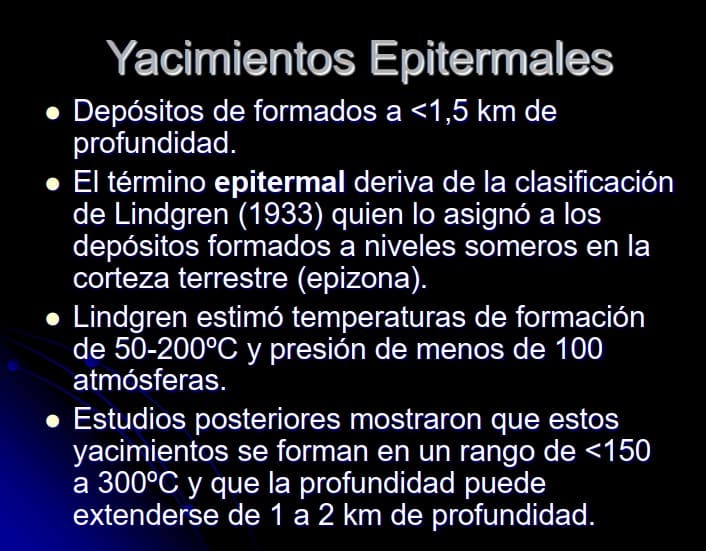 Sección geológica ilustrativa de un yacimiento epitermal de alta sulfuración, mostrando las zonas de alteración características como la sílice oquerosa y la distribución de la mineralización de metales preciosos.