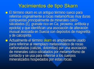 Esquema geológico de un depósito de skarn de cobre mostrando la zonación del metamorfismo de contacto, los cuerpos mineralizados de endoskarn y exoskarn, y su relación con un intrusivo.