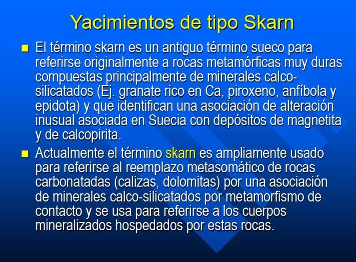 Esquema geológico de un depósito de skarn de cobre mostrando la zonación del metamorfismo de contacto, los cuerpos mineralizados de endoskarn y exoskarn, y su relación con un intrusivo.