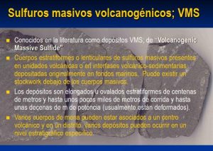Esquema de volcán submarino con sistema de descarga hidrotermal ("black smoker") emanando fluidos calientes.