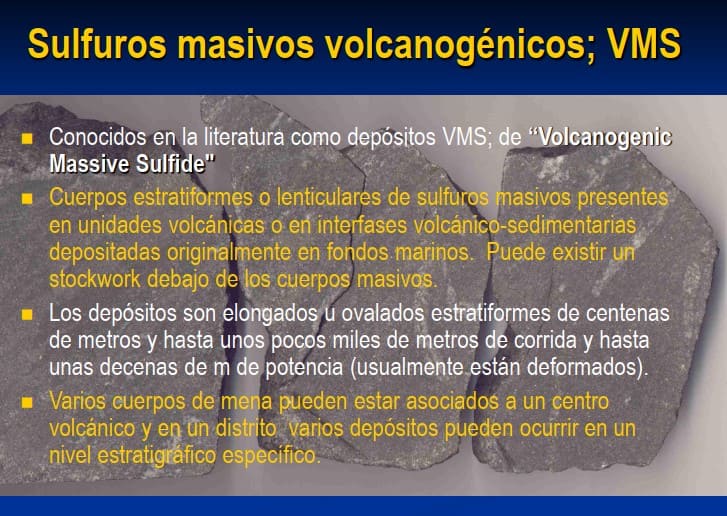 Esquema de volcán submarino con sistema de descarga hidrotermal ("black smoker") emanando fluidos calientes.