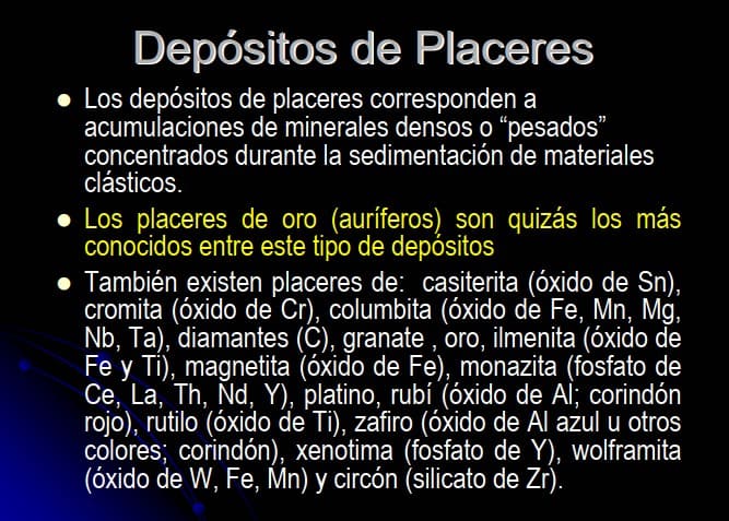 Minero artesanal buscando oro en depósito de placer aluvial en Mariana, Brasil.