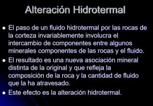 Sección delgada microscópica mostrando minerales alterados hidrotermalmente con texturas reveladoras de procesos de intercambio químico.