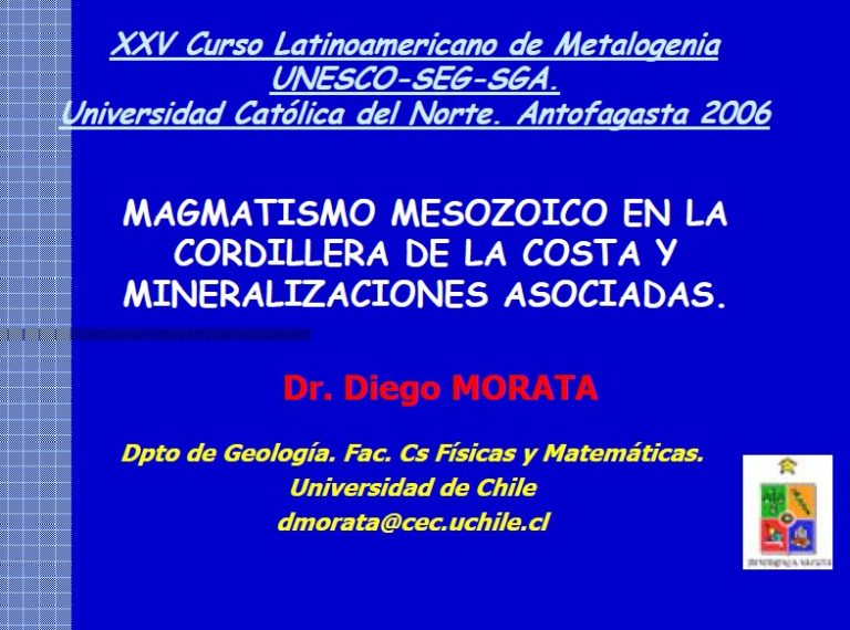 Afloramiento de rocas volcánicas mesozoicas intensamente alteradas en la Cordillera de la Costa de Antofagasta, mostrando vetillas mineralizadas y texturas características del magmatismo de arco.