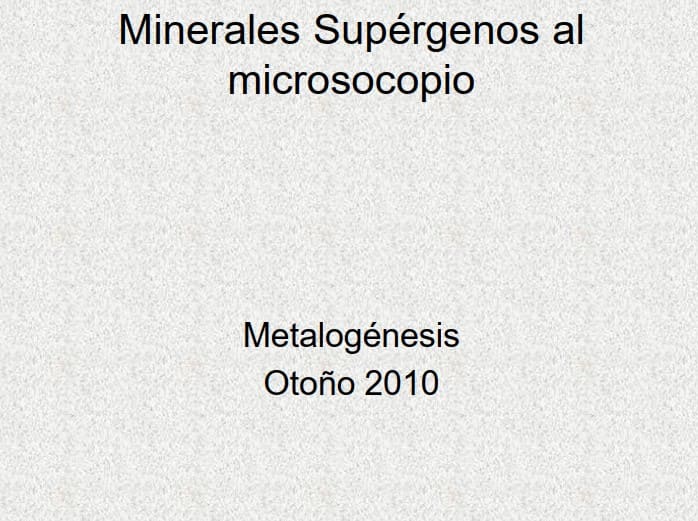 Imágenes microscópicas de minerales supérgenos como calcosina gris azulada, covelina azul fuerte, atacamita verde, crisocola blanca azulada, brocantita verde amarillenta, antlerita verde clara, malaquita verde brillante y azurita azul. Se observan sus diferentes colores, formas y texturas características bajo el microscopio de polarización.